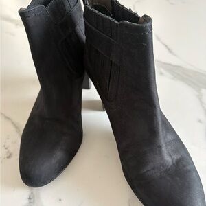 GIANCARLO Black Women's Ankle Boots - Classic Chelsea Style